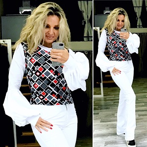 BAREVNÝ TOP S BÍLÝM BALONOVÝM RUKÁVEM